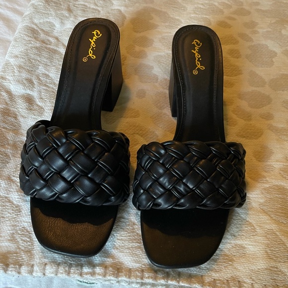 Black kitten heel - Picture 2 of 5